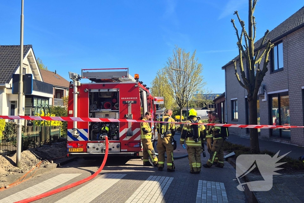 Brandweer schaalt op bij geraakte gasleiding