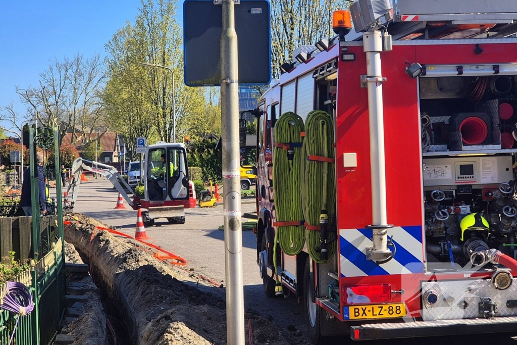 Brandweer schaalt op bij geraakte gasleiding