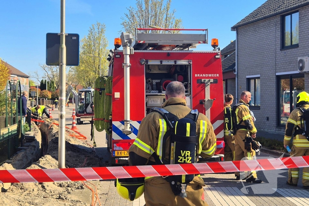 Brandweer schaalt op bij geraakte gasleiding