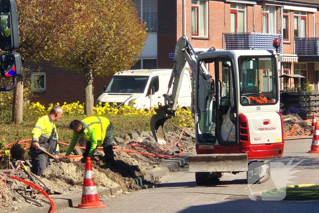 Brandweer schaalt op bij geraakte gasleiding