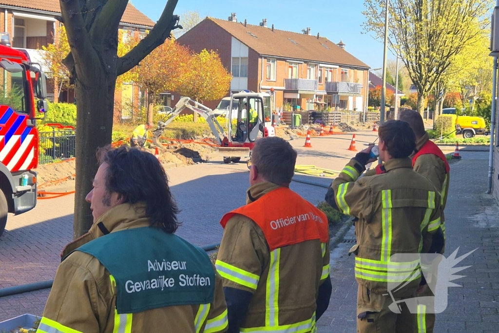 Brandweer schaalt op bij geraakte gasleiding