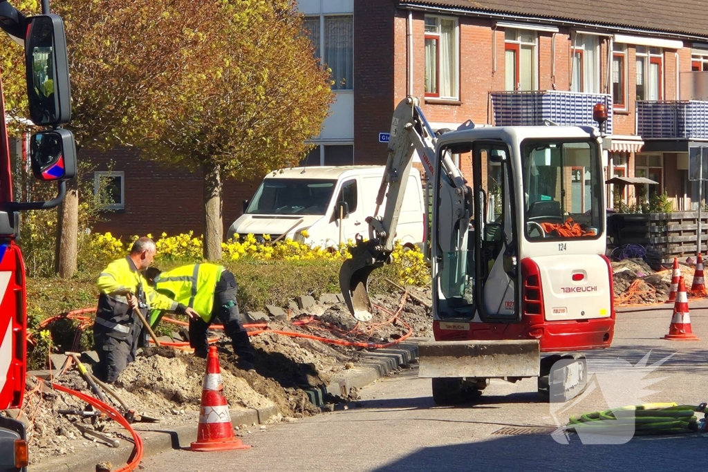 Brandweer schaalt op bij geraakte gasleiding