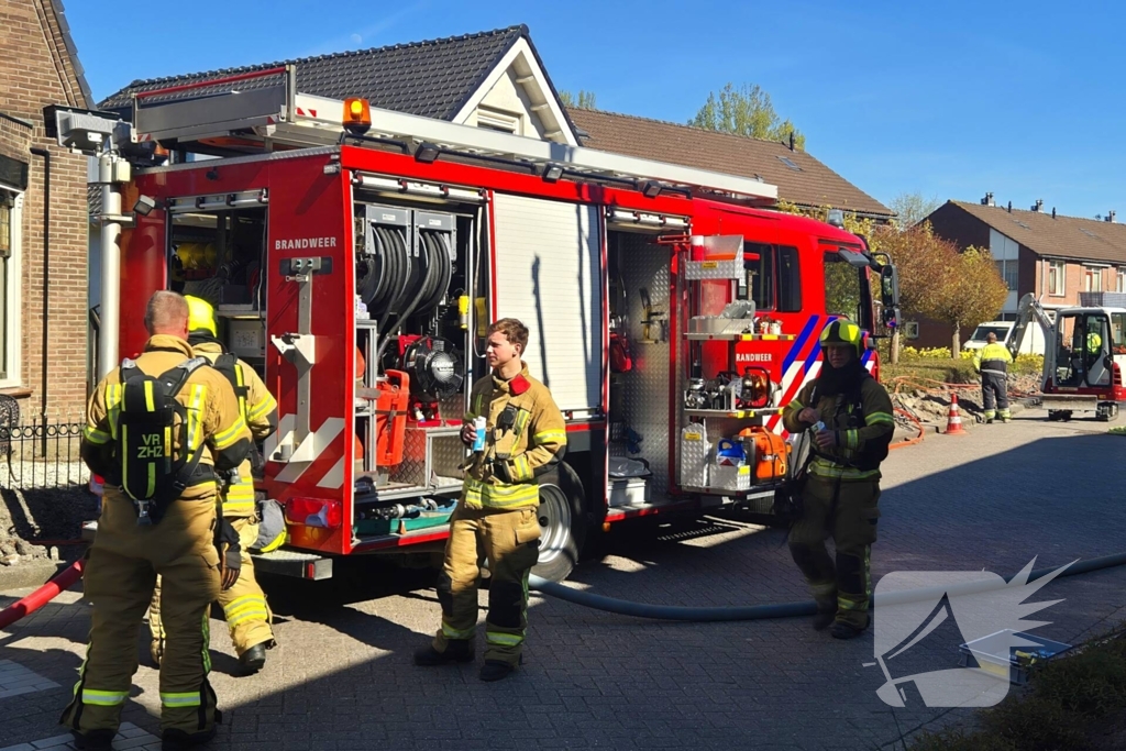 Brandweer schaalt op bij geraakte gasleiding