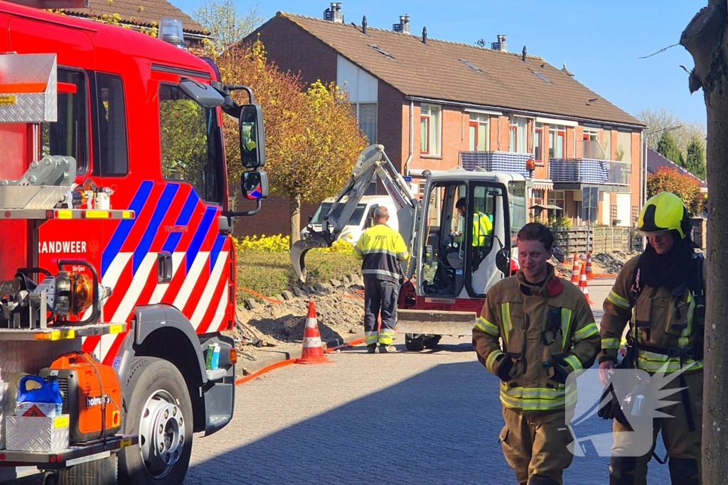 Brandweer schaalt op bij geraakte gasleiding