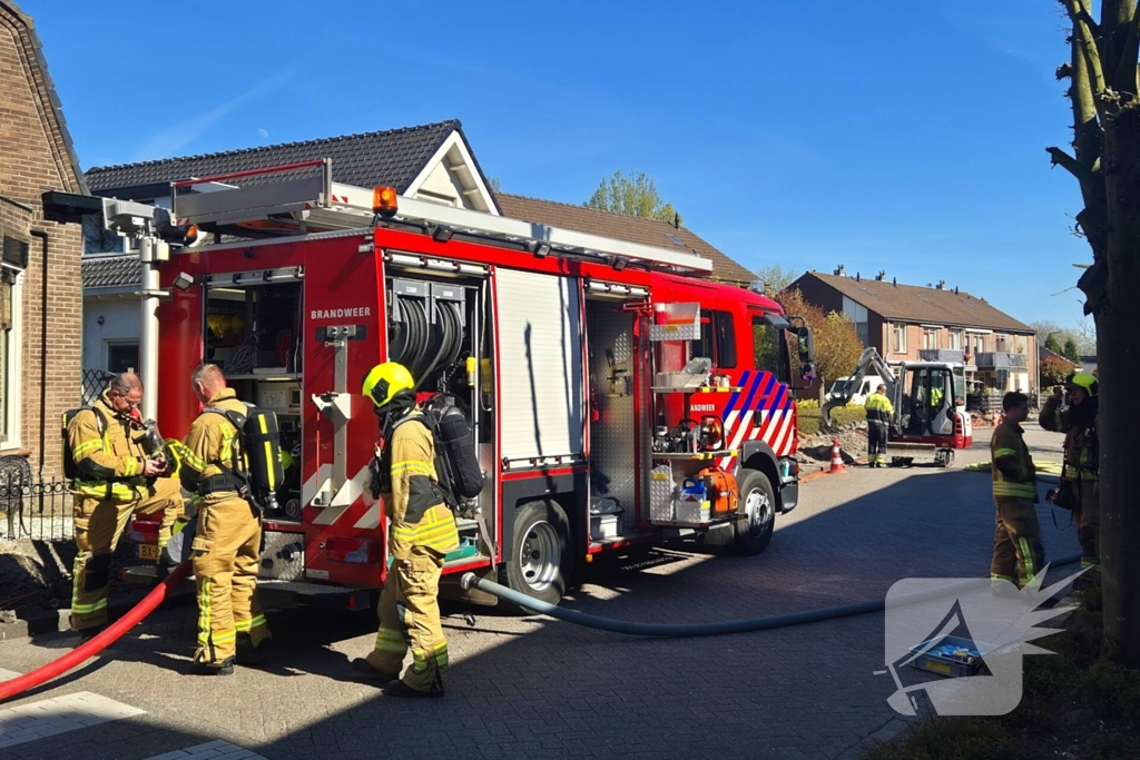Brandweer schaalt op bij geraakte gasleiding