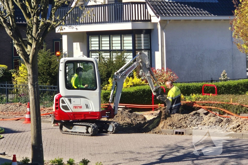 Brandweer schaalt op bij geraakte gasleiding