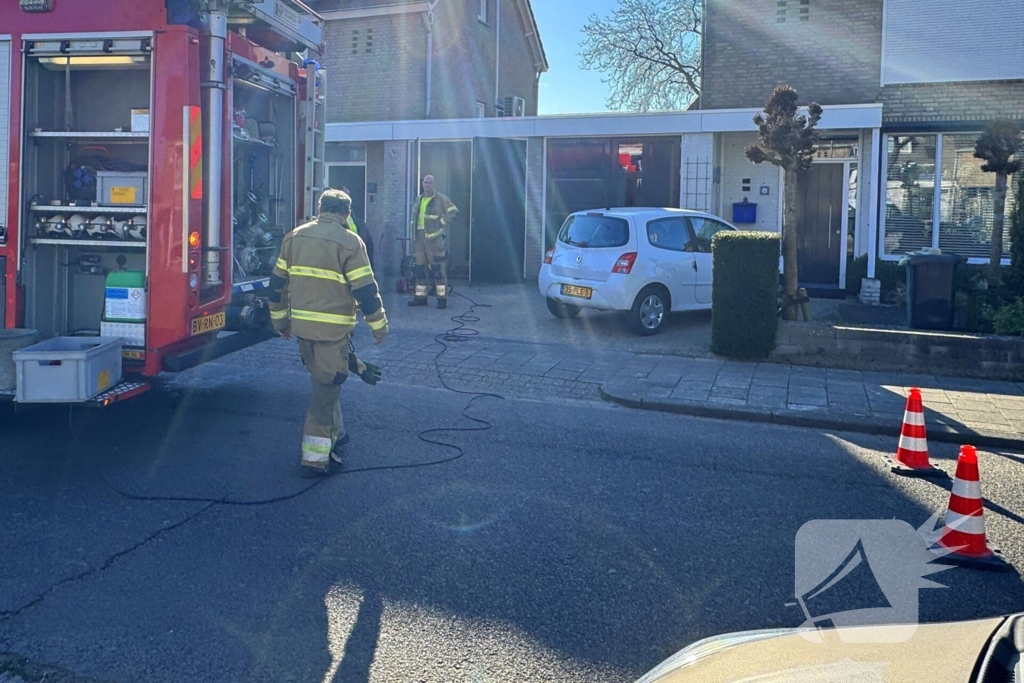 Brandweer ventileert woning na brand