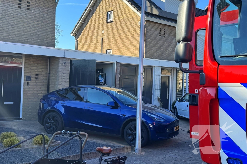 Brandweer ventileert woning na brand