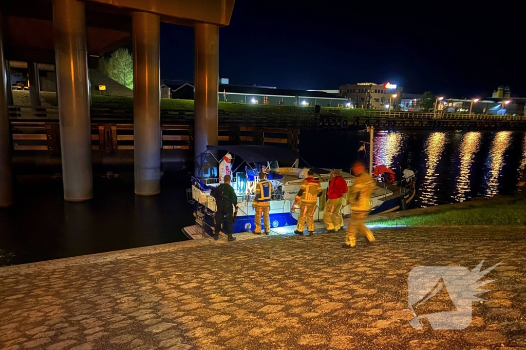 Boot maakt water, brandweer pompt water weg