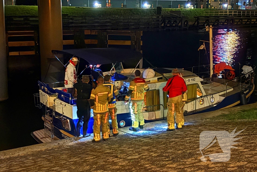 Boot maakt water, brandweer pompt water weg