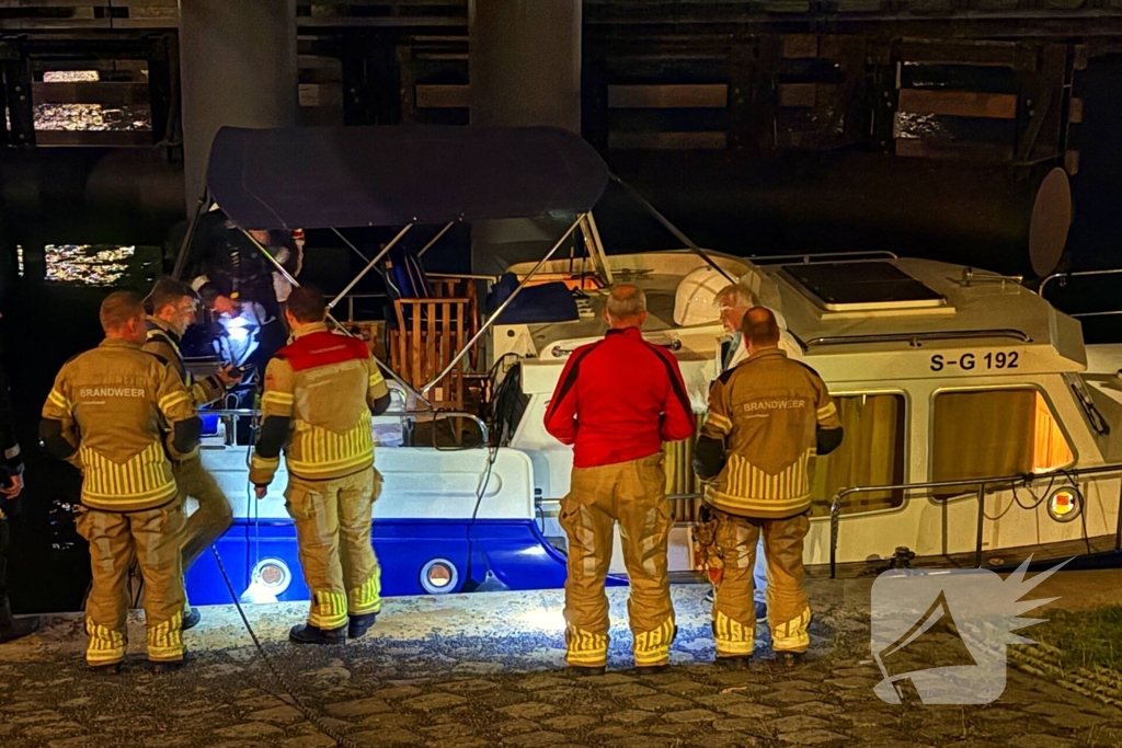 Boot maakt water, brandweer pompt water weg