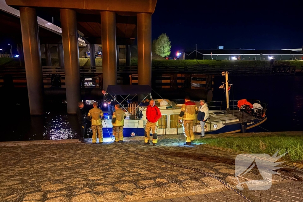Boot maakt water, brandweer pompt water weg