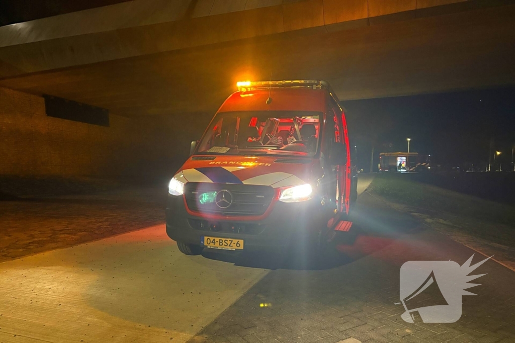 Boot maakt water, brandweer pompt water weg