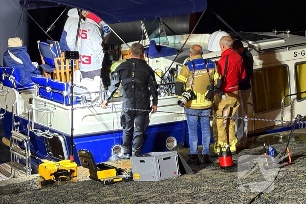 Boot maakt water, brandweer pompt water weg