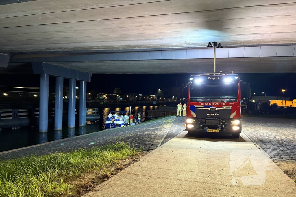 Boot maakt water, brandweer pompt water weg