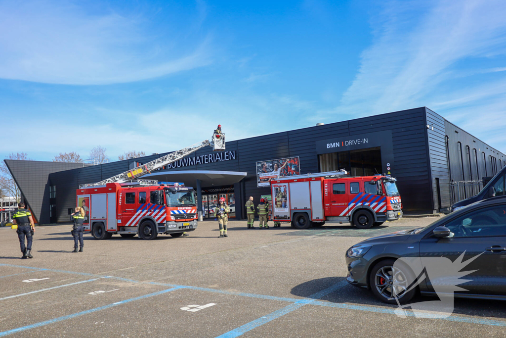 Brand bij BMN bouwmaterialen snel onder controle
