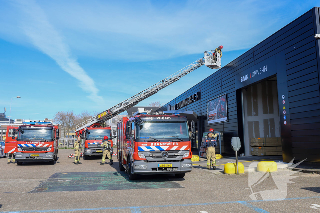 Brand bij BMN bouwmaterialen snel onder controle