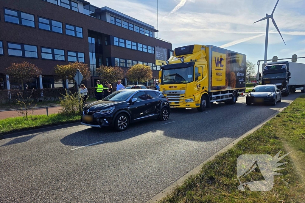 Vrachtwagen en personenauto met elkaar in botsing