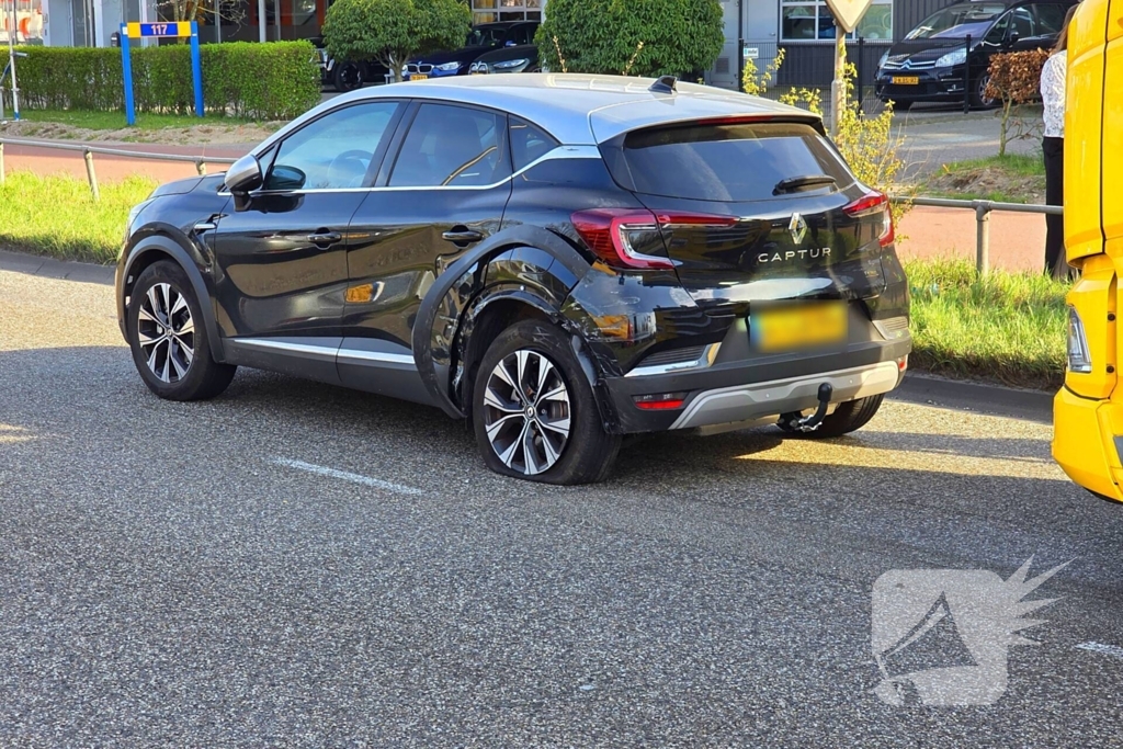 Vrachtwagen en personenauto met elkaar in botsing