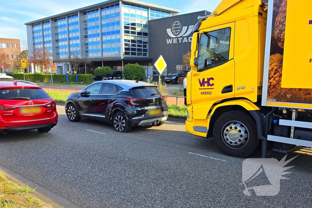 Vrachtwagen en personenauto met elkaar in botsing