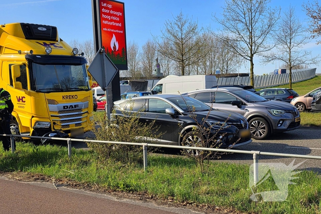 Vrachtwagen en personenauto met elkaar in botsing