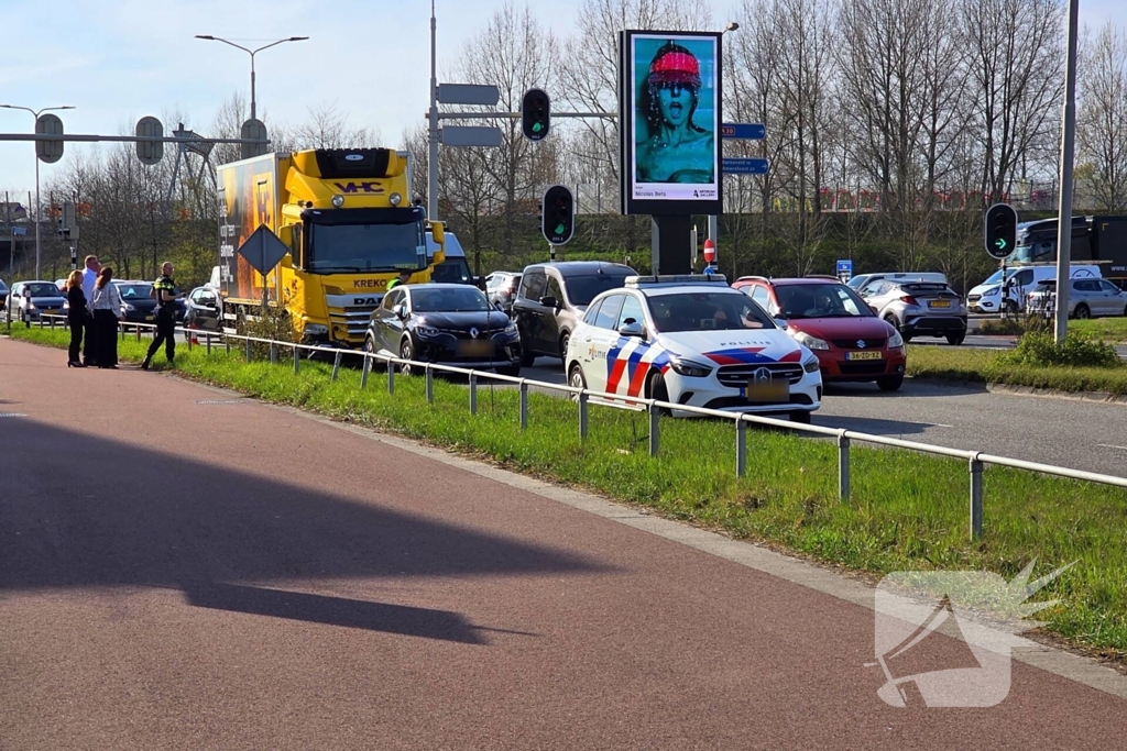 Vrachtwagen en personenauto met elkaar in botsing
