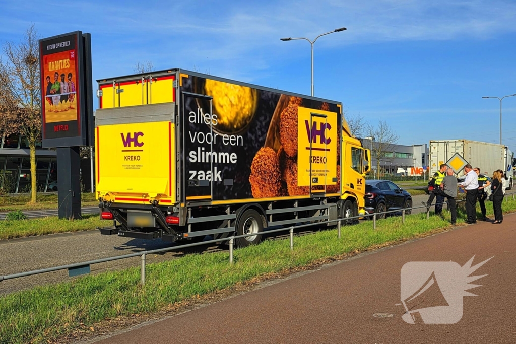 Vrachtwagen en personenauto met elkaar in botsing