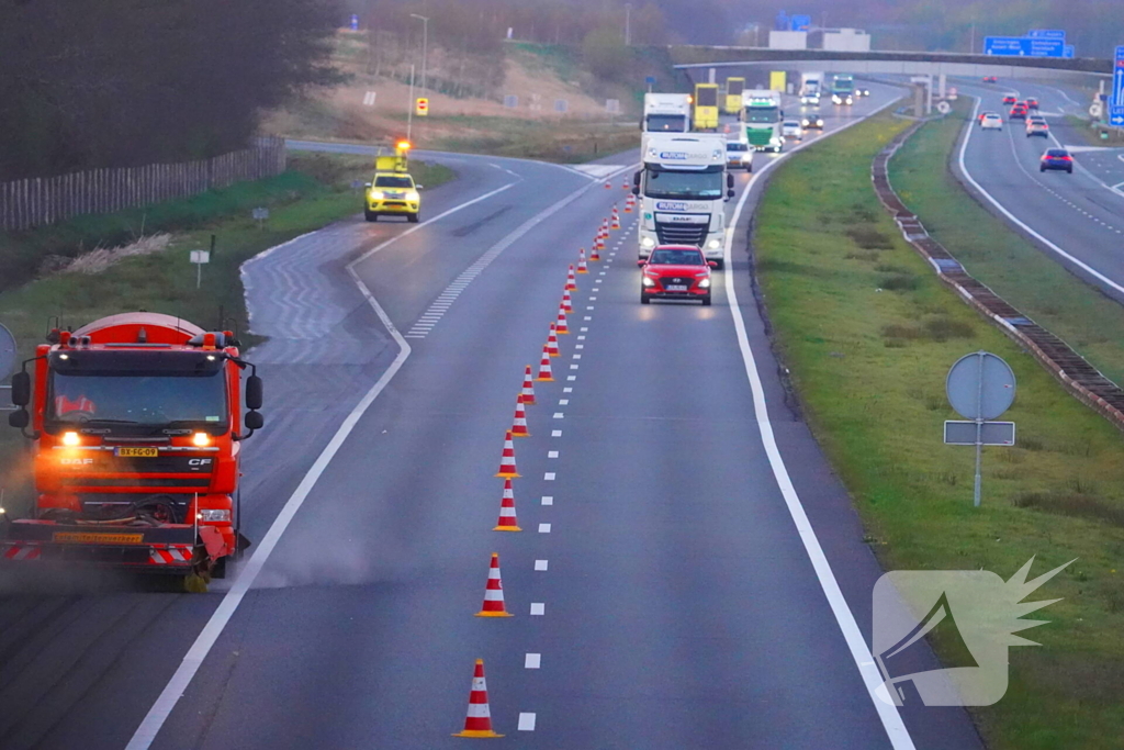 Rijstrook afgesloten door olieachtige substantie
