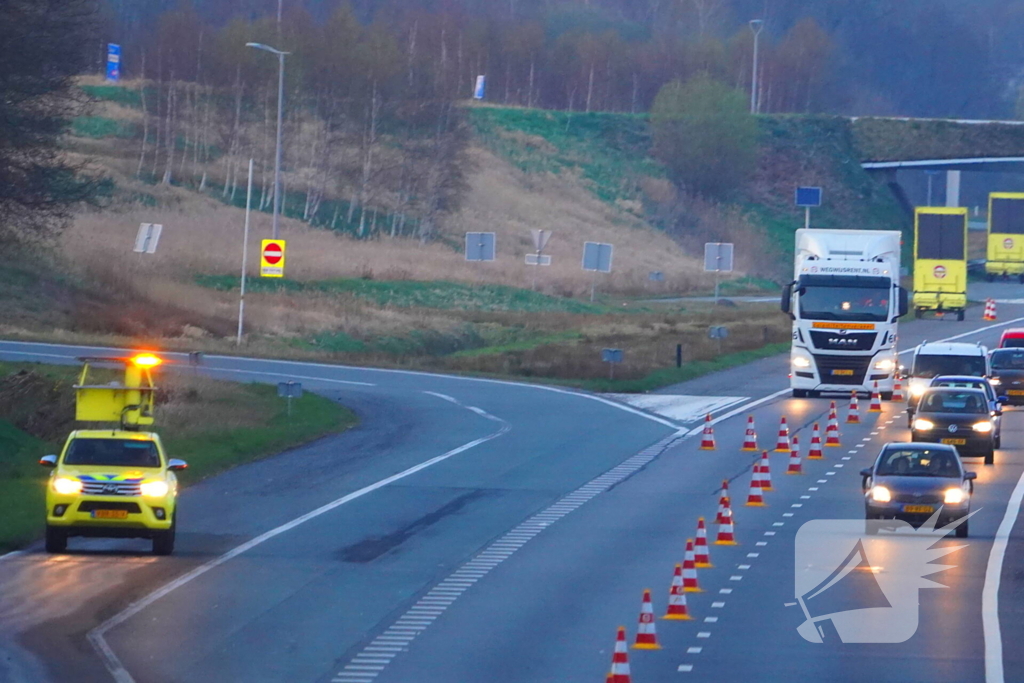 Rijstrook afgesloten door olieachtige substantie