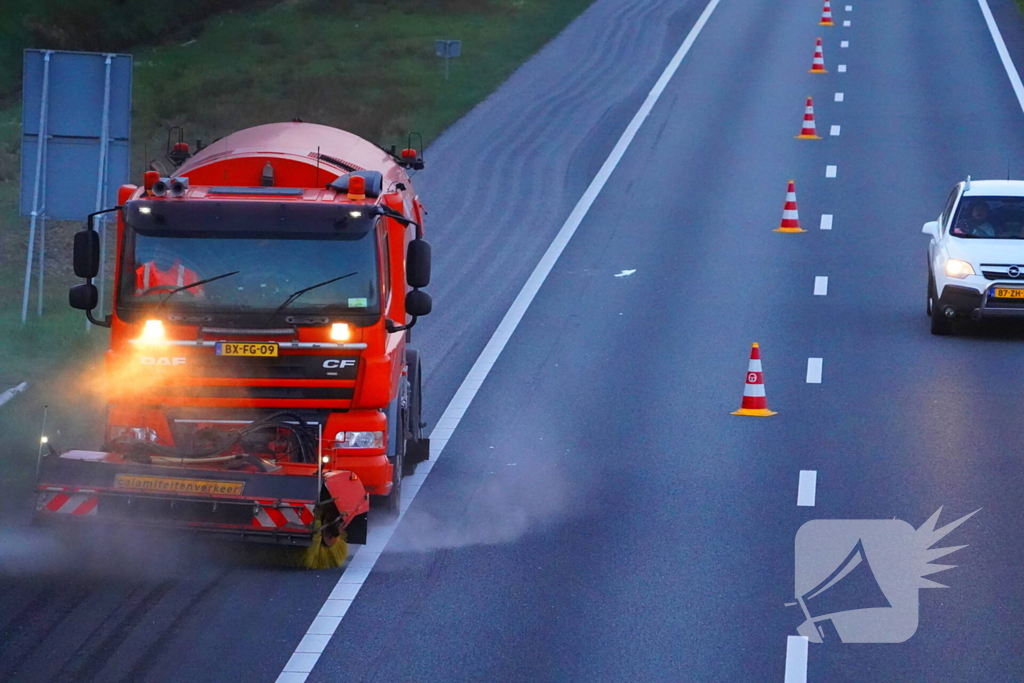 Rijstrook afgesloten door olieachtige substantie