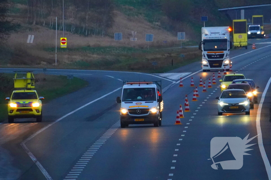 Rijstrook afgesloten door olieachtige substantie