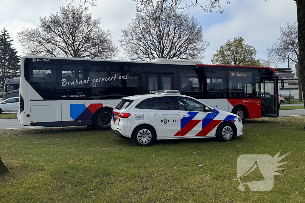 Stadsbus botst met auto doordat verkeerslichten niet werken