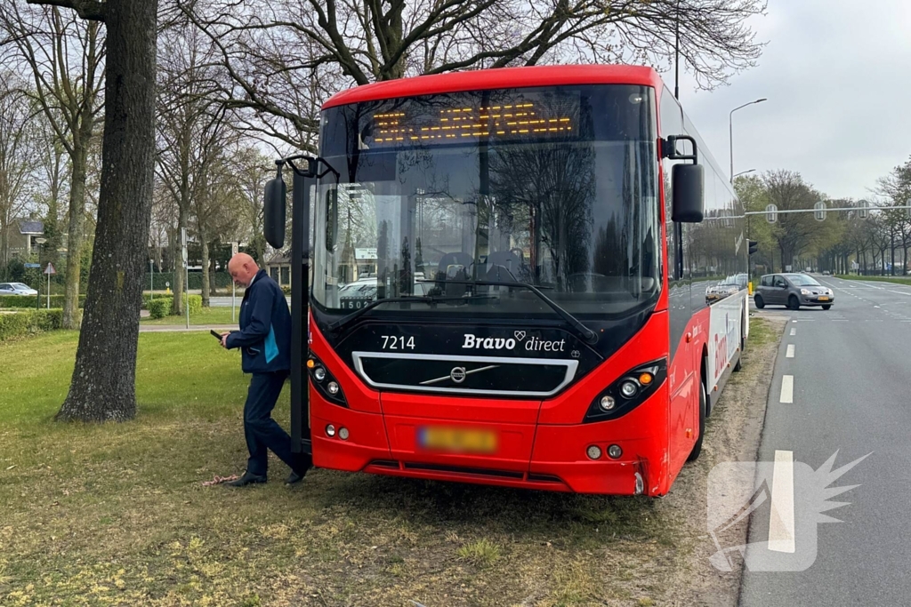 Stadsbus botst met auto doordat verkeerslichten niet werken
