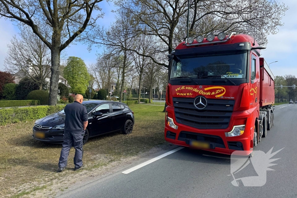 Vrachtwagen botst met auto doordat verkeerslichten niet werken