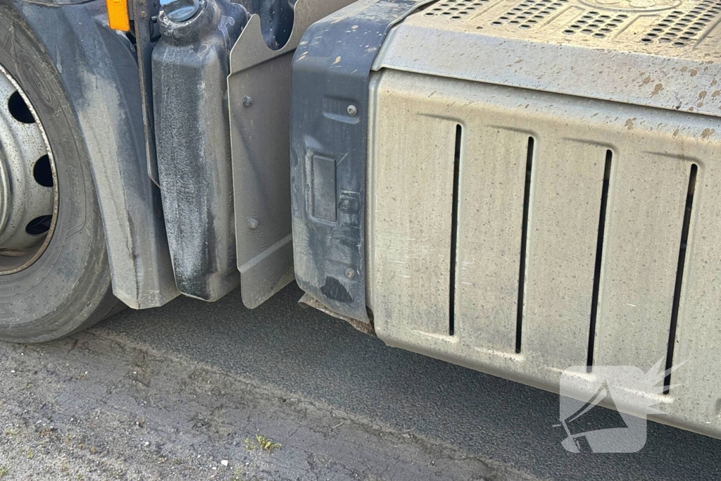 Vrachtwagen botst met auto doordat verkeerslichten niet werken