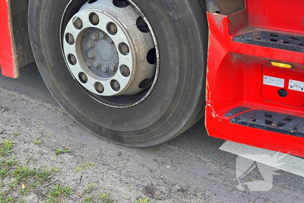 Vrachtwagen botst met auto doordat verkeerslichten niet werken