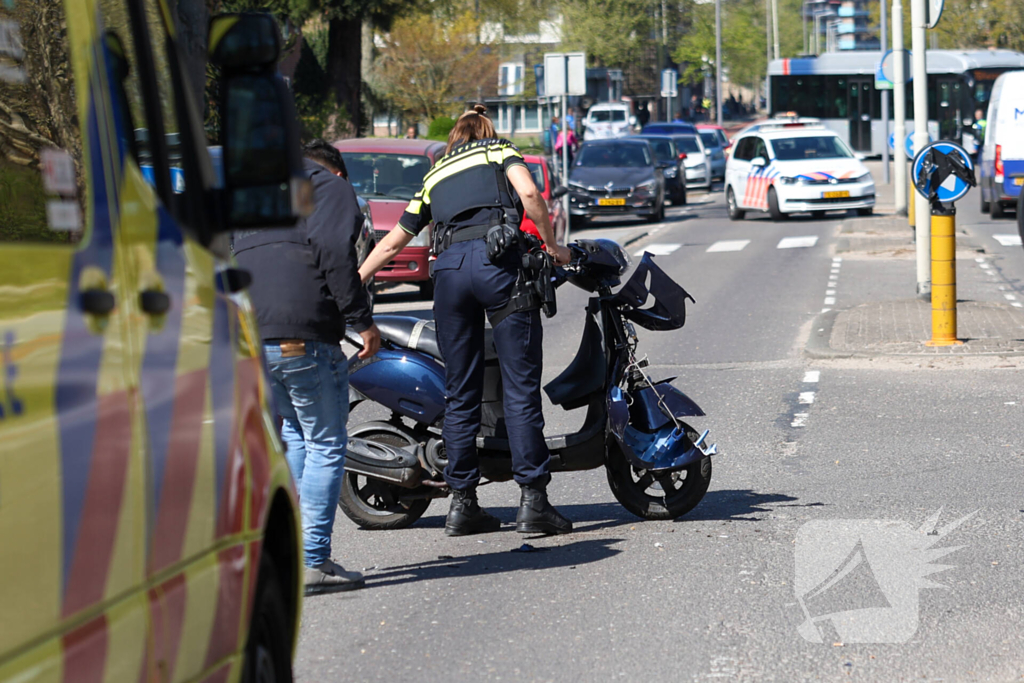 Dame op scooter gewond bij aanrijding met andere scooterrijder