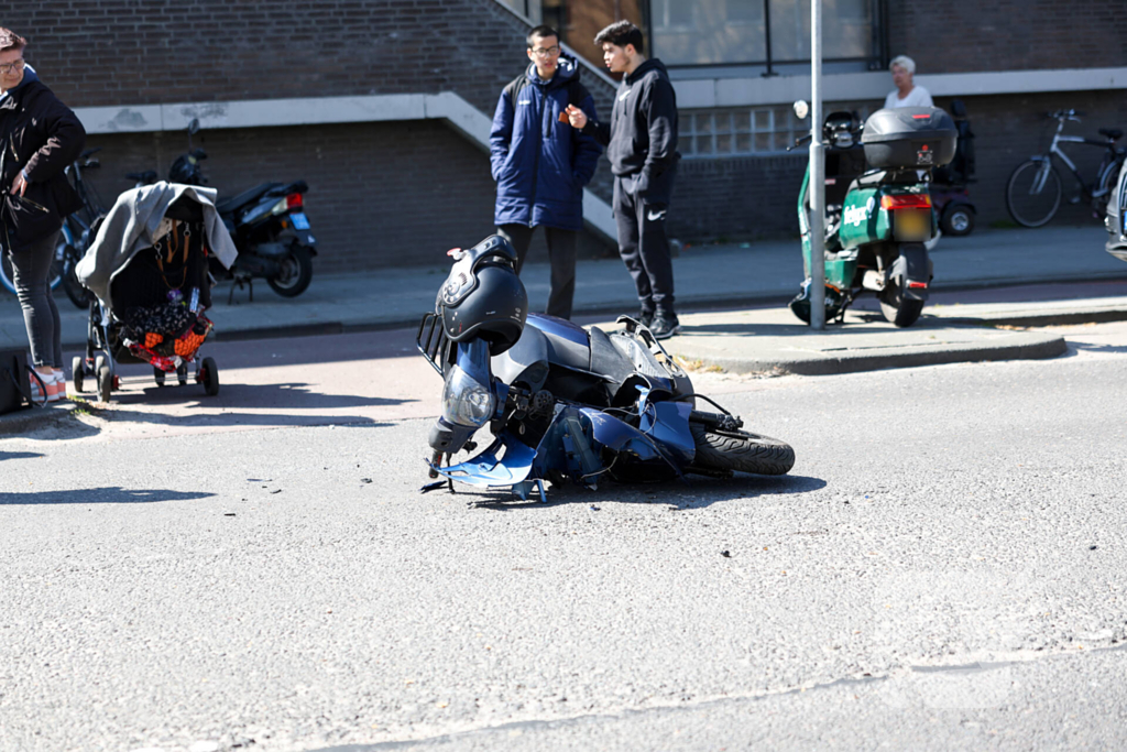 Dame op scooter gewond bij aanrijding met andere scooterrijder