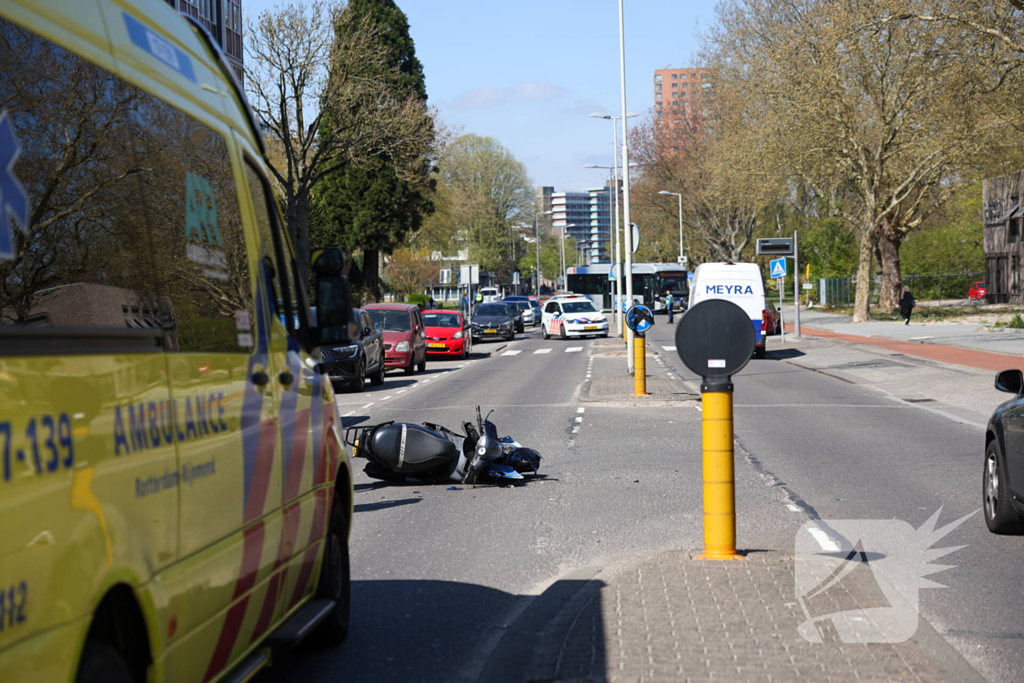Dame op scooter gewond bij aanrijding met andere scooterrijder