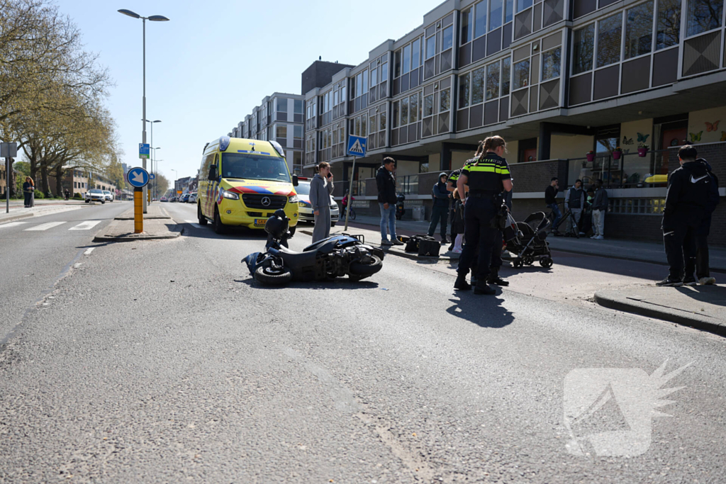 Dame op scooter gewond bij aanrijding met andere scooterrijder
