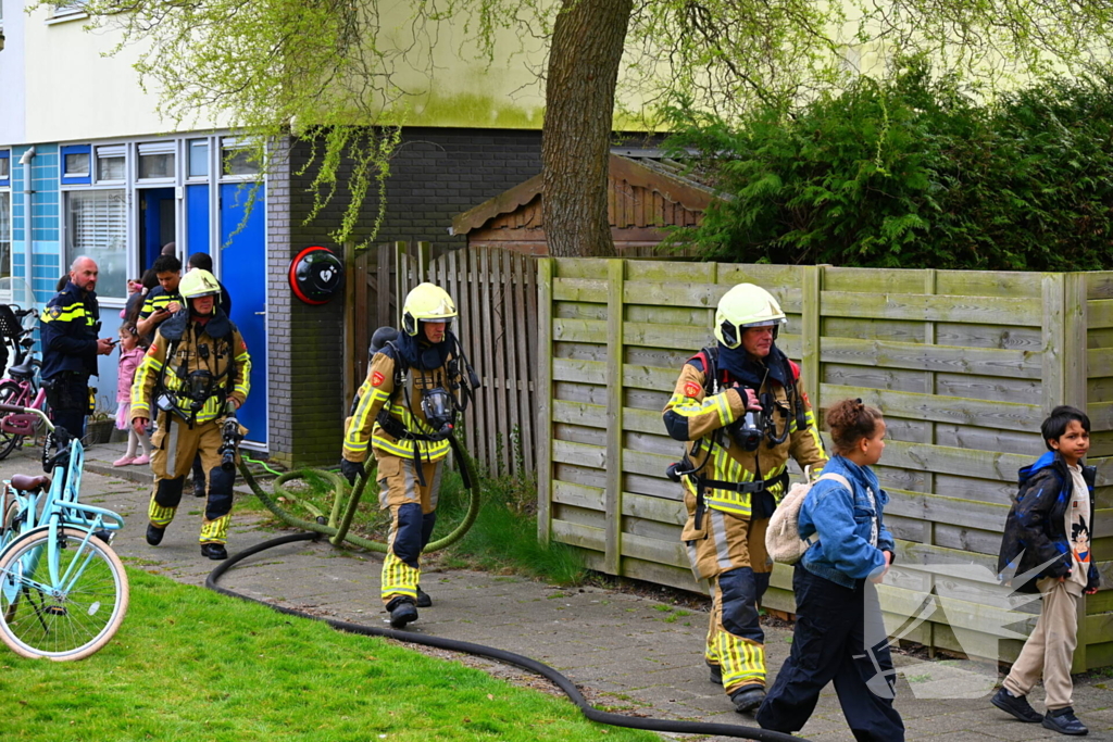 Brand in coniferenhaag snel onder controle