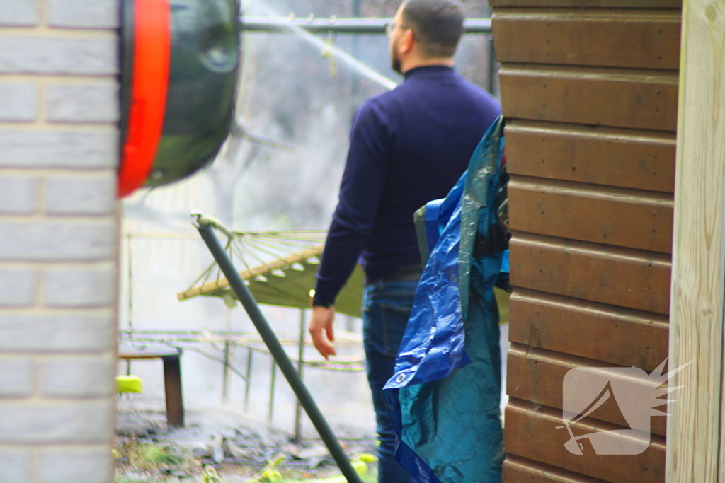 Brand in coniferenhaag snel onder controle