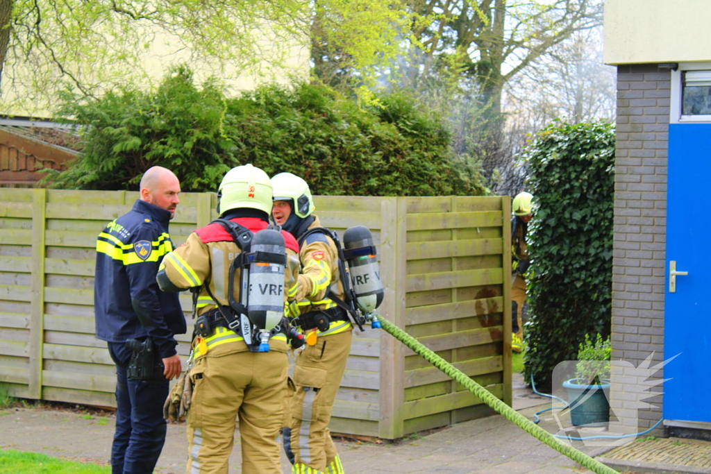 Brand in coniferenhaag snel onder controle