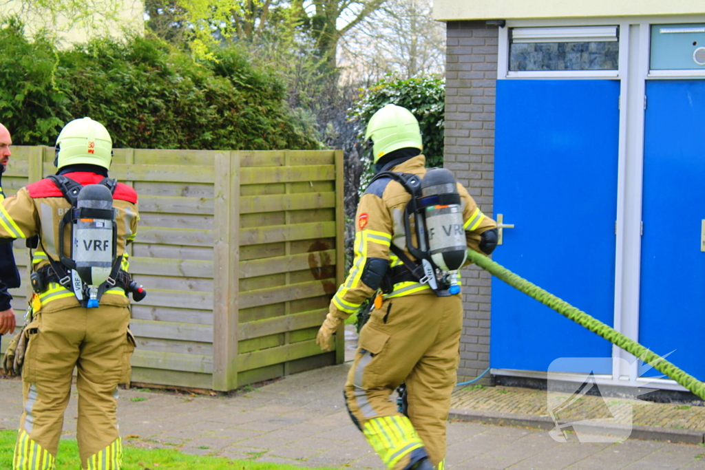 Brand in coniferenhaag snel onder controle