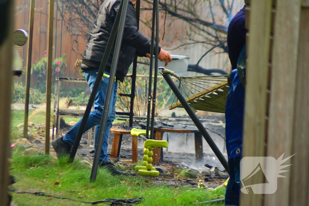 Brand in coniferenhaag snel onder controle