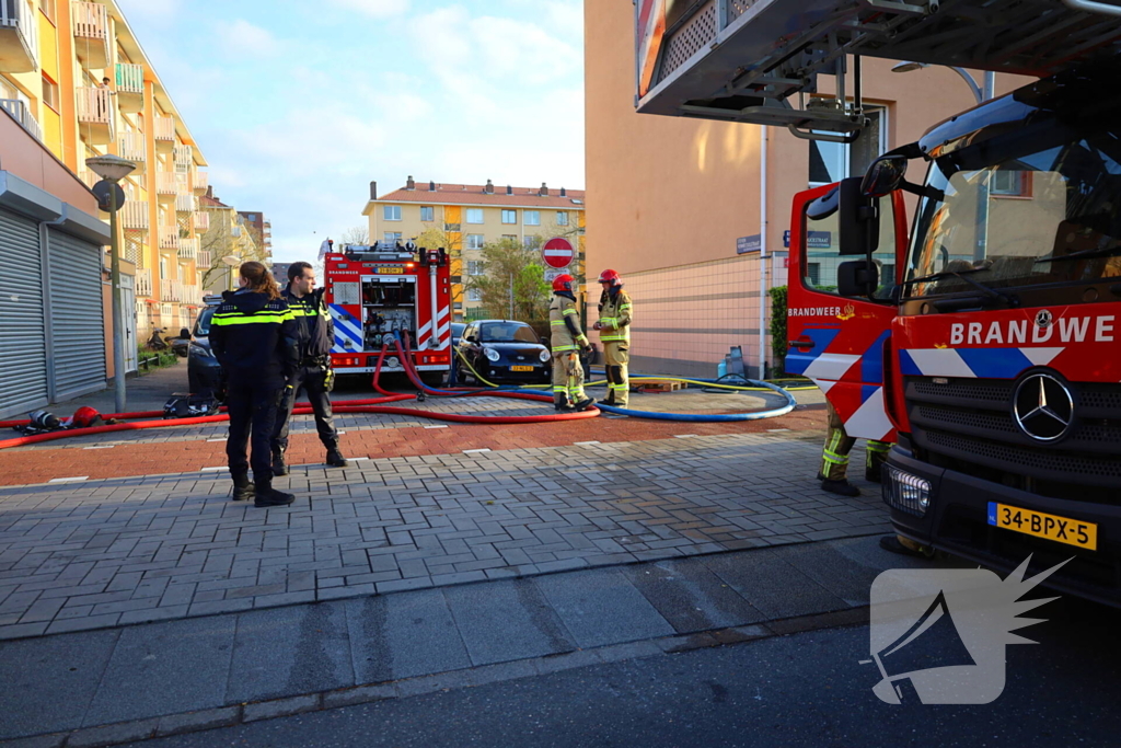 Brandweer schaalt op bij brand in woongebouw
