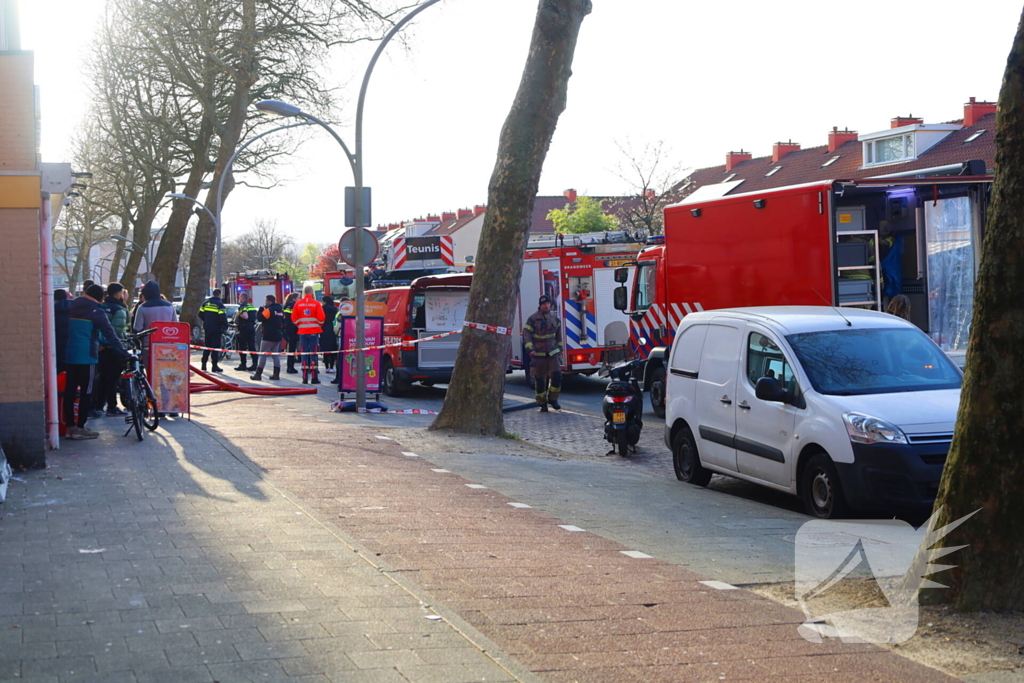 Brandweer schaalt op bij brand in woongebouw