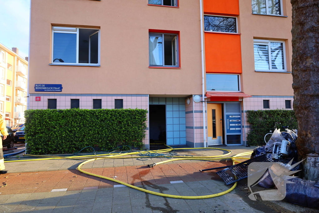 Brandweer schaalt op bij brand in woongebouw