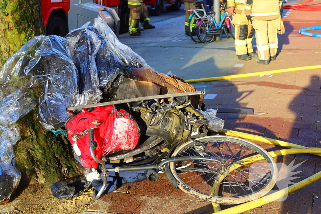 Brandweer schaalt op bij brand in woongebouw