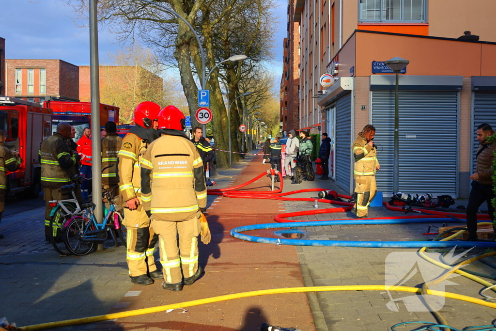 Brandweer schaalt op bij brand in woongebouw